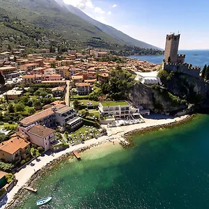 Castello Front Отель Мальчезине